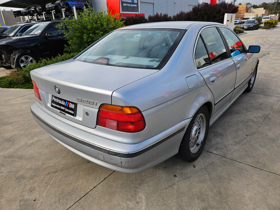 S3227 5' E39 Sedan 528i M52 AUTO 1998/04
