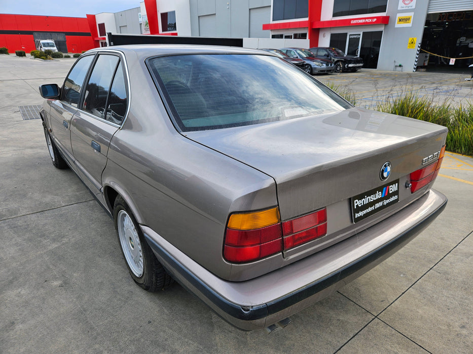S3302 5' E34 Sedan 525i M20 AUTO 1988/09