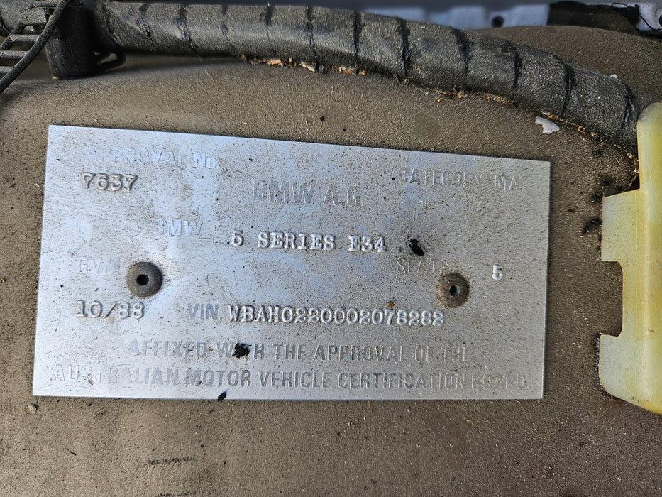 S3302 5' E34 Sedan 525i M20 AUTO 1988/09
